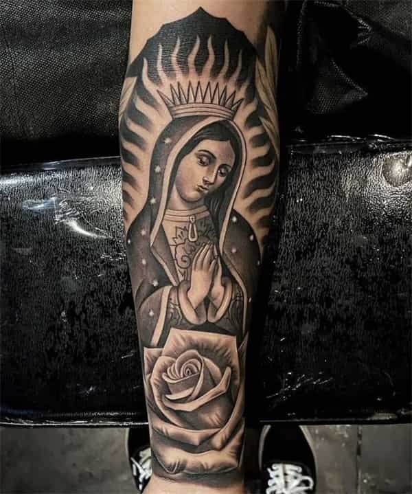 Tatuagem da Virgem Maria e Rosas1