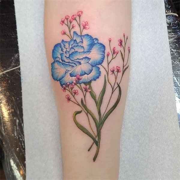 Tatuaggio con garofano blu