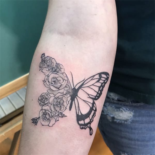 Tatuaggio con garofano e farfalla1