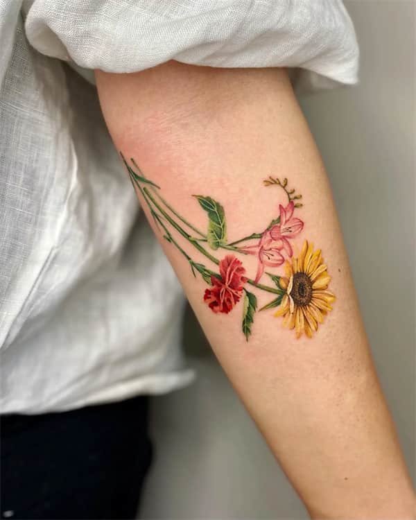 Tatuaggio con garofano e girasole1