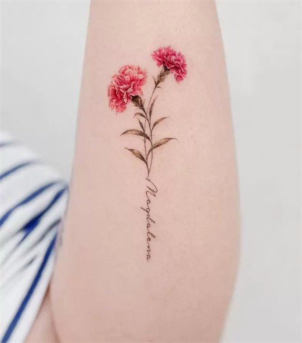 Tatuaggio con garofano rosso