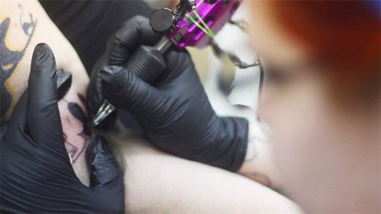 Realizzare una pistola per tatuaggi da prigione